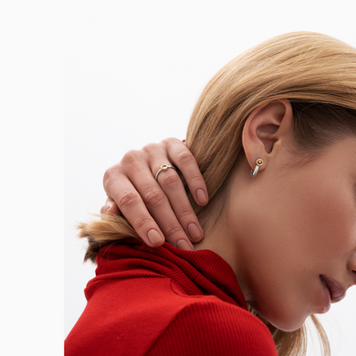 Silver earrings with a diamond: Sensitivity