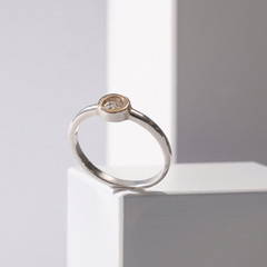 Silver ring with a diamond: Sensitivity