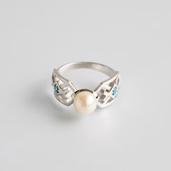 Silver ring: Embroidered with a pearl