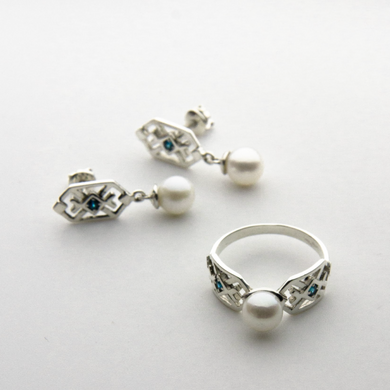 Silver ring: Embroidered with a pearl