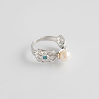 Silver ring: Embroidered with a pearl