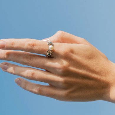 Silver ring: Embroidered with a pearl