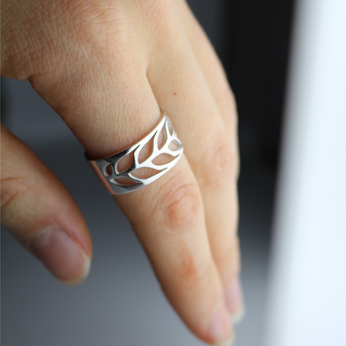 Silver ring: Spikelets of the Free